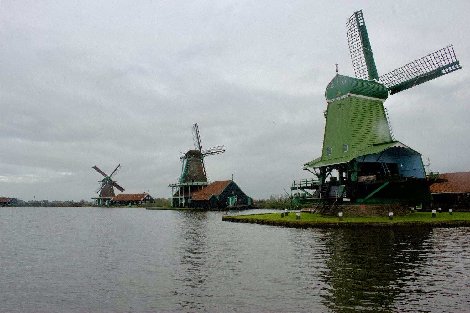Afbeelding van de Zaanse Schans, met daarop drie molens en de Zaan